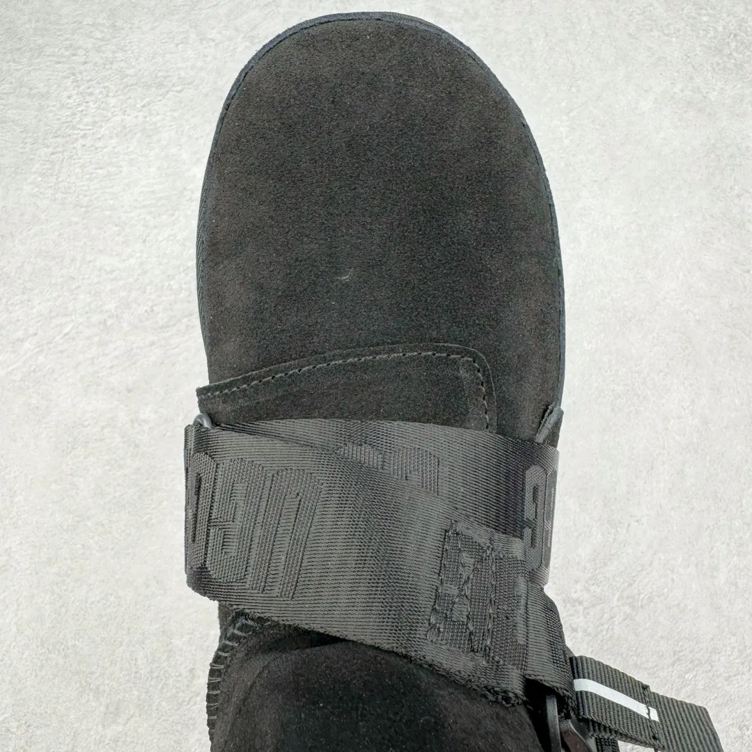 Pick up locally 💰640 UGG 5013 snap-on men's autumn and winter sheepskin and fur integrated snow boots. All shoes are made from the same factory as ZP. Longfeng A-grade Australian imported sheepskin and fur integrated men's boots. Brand OEM production line. Fully follow the ZP process. Original pattern maker of the OEM. Adhering to the principle of no original shoes and no development selection. Pay attention to every detail. The most authentic version on the market TREADLITE "Light Wing" technology outsole Lightweight/durable/flexible/pile size: 40 41 42 43 44 Coding: by3936050